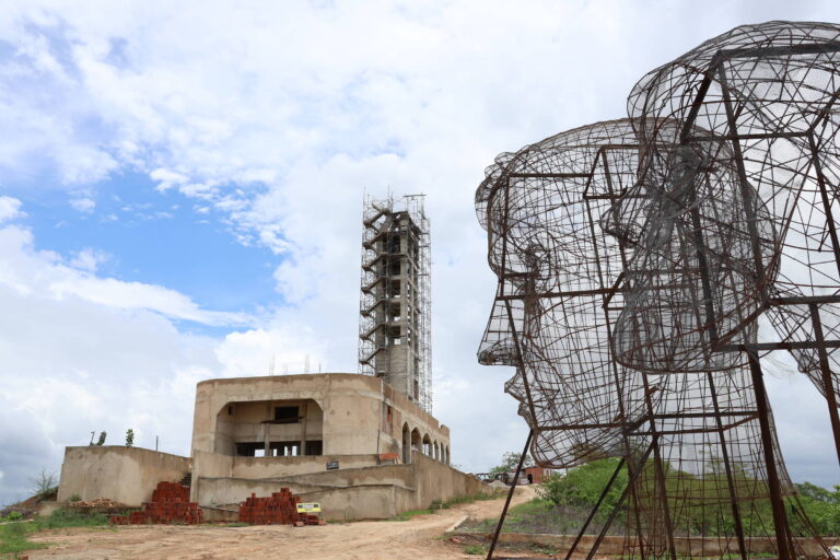 Estátua de santo em Caridade, Ceará, ainda sem cabeça após 40 anos