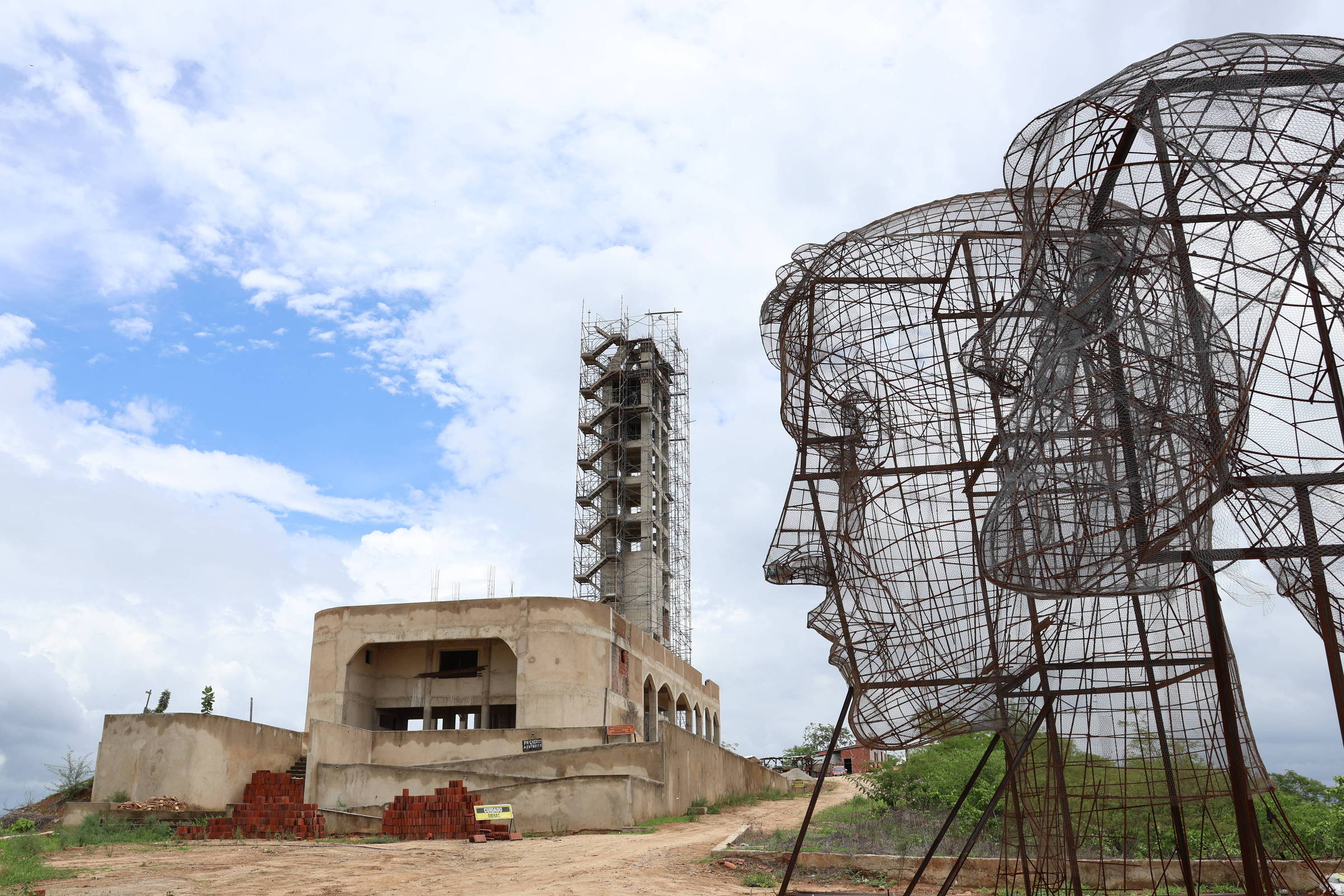 Estátua de santo em Caridade, Ceará, ainda sem cabeça após 40 anos