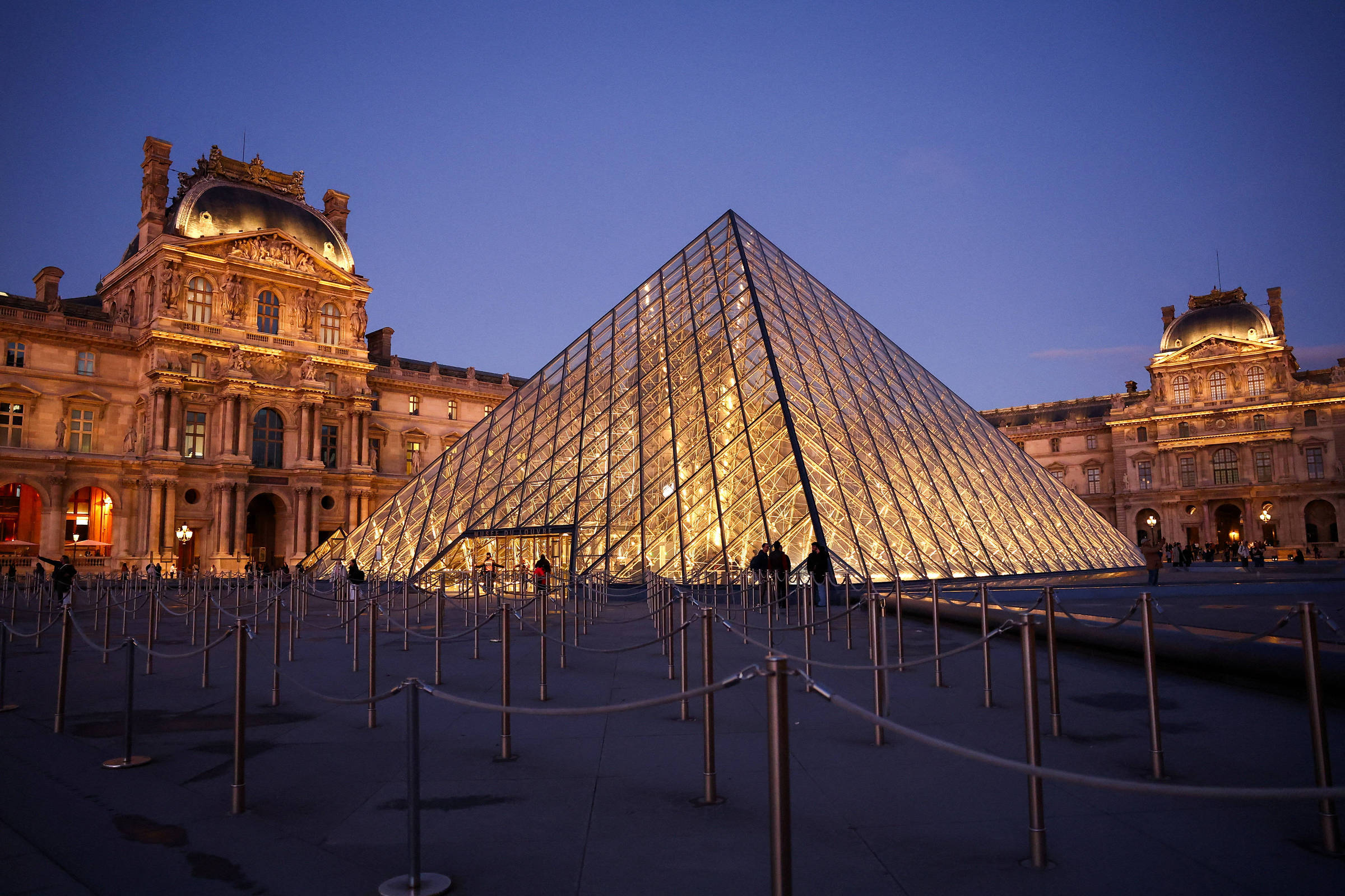 Museu do Louvre reforça segurança com 100 novas câmeras após assalto
