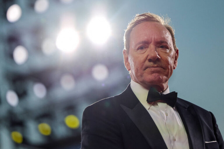 Kevin Spacey enfrenta novo julgamento por agressão sexual no Reino Unido