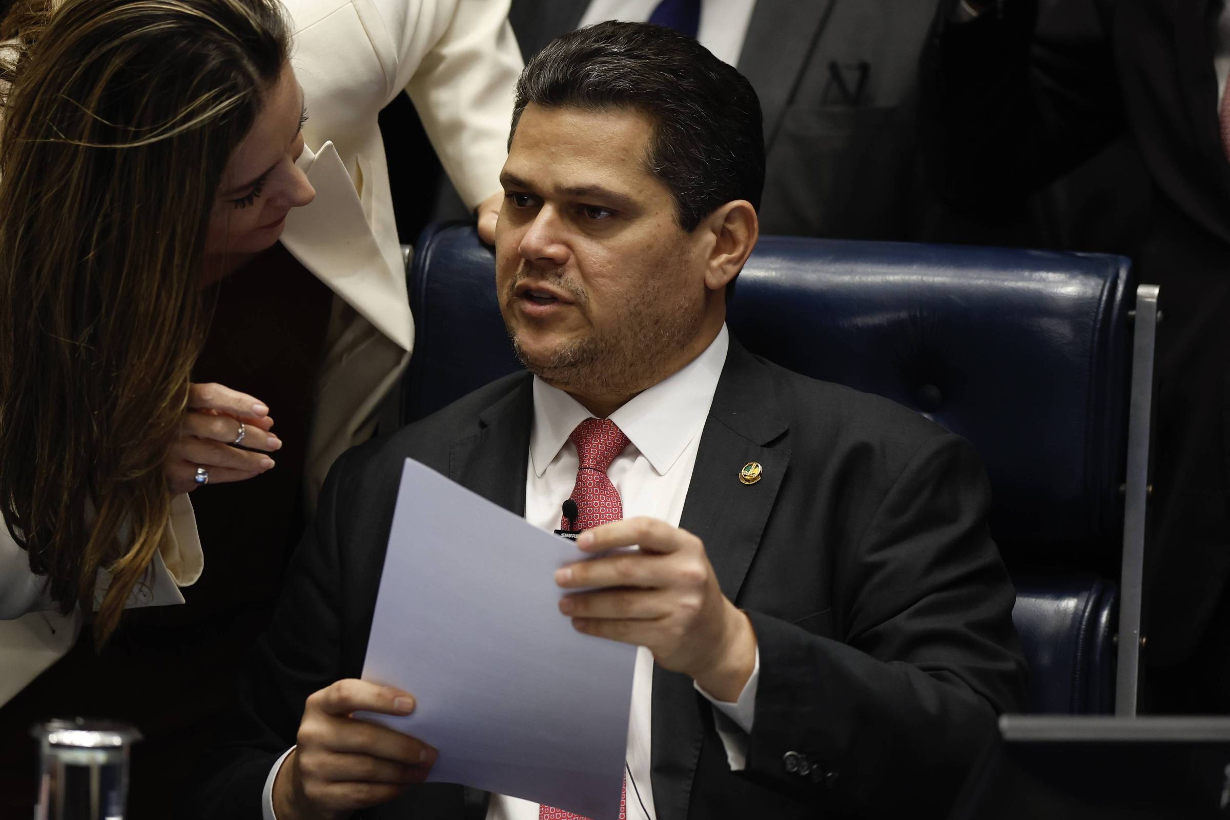 Cancelamento da sabatina de Jorge Messias gera tensões no Senado