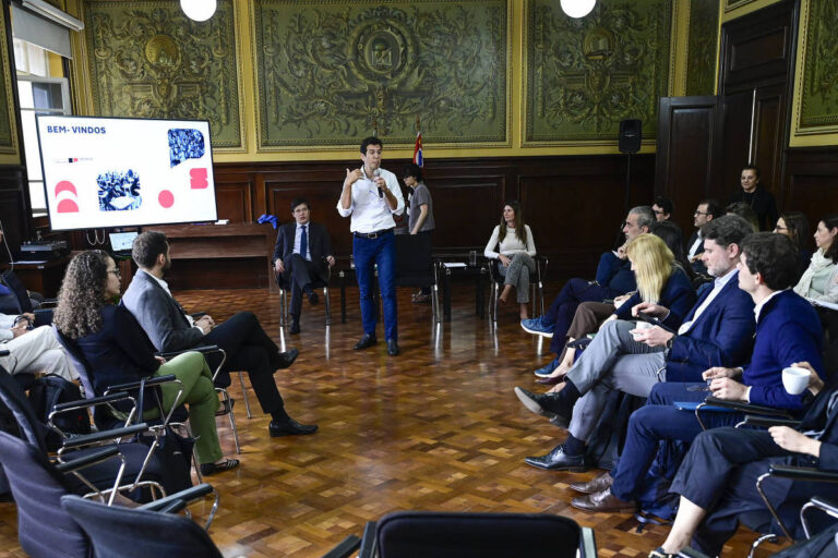 Parceria entre a rede estadual de SP e Harvard visa melhorar ensino de português e matemática