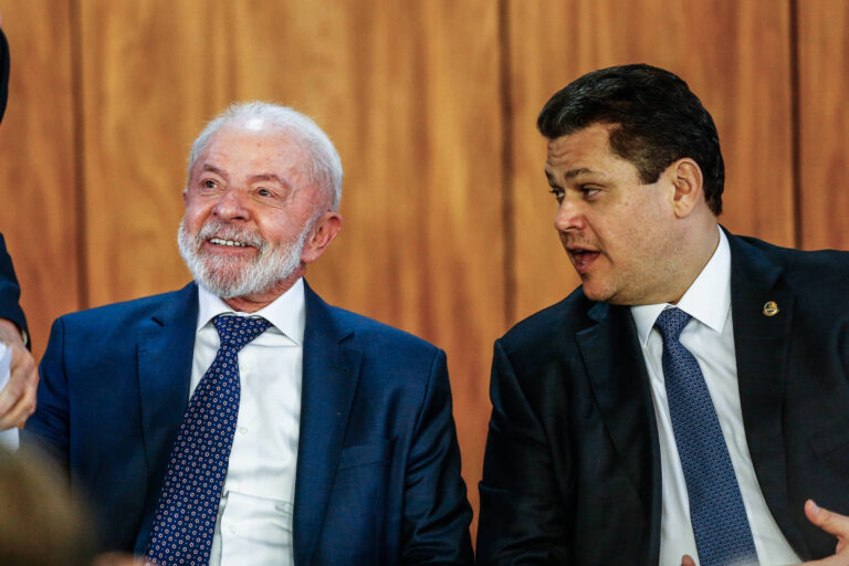 Senadores de oposição criticam tensão entre governo e Congresso durante evento em Roma