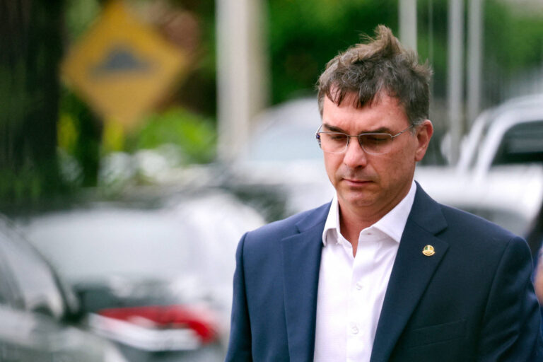 Flávio Bolsonaro busca apoio em anistia para seu pai junto a líderes do Congresso