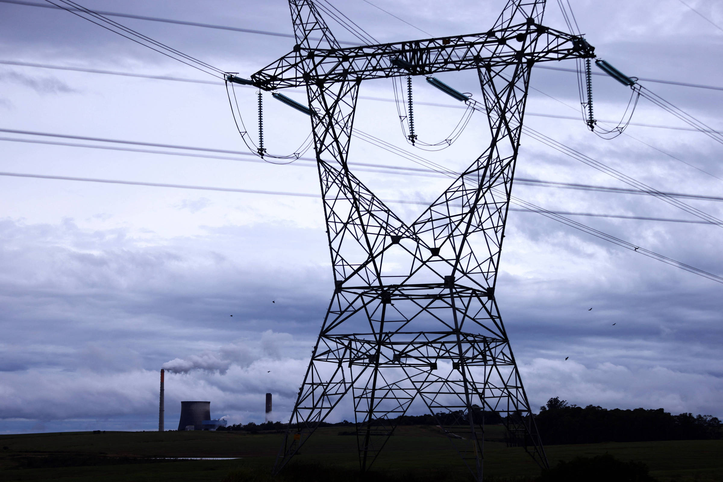 Melhorias na reforma do setor elétrico são reconhecidas, mas desafios persistem