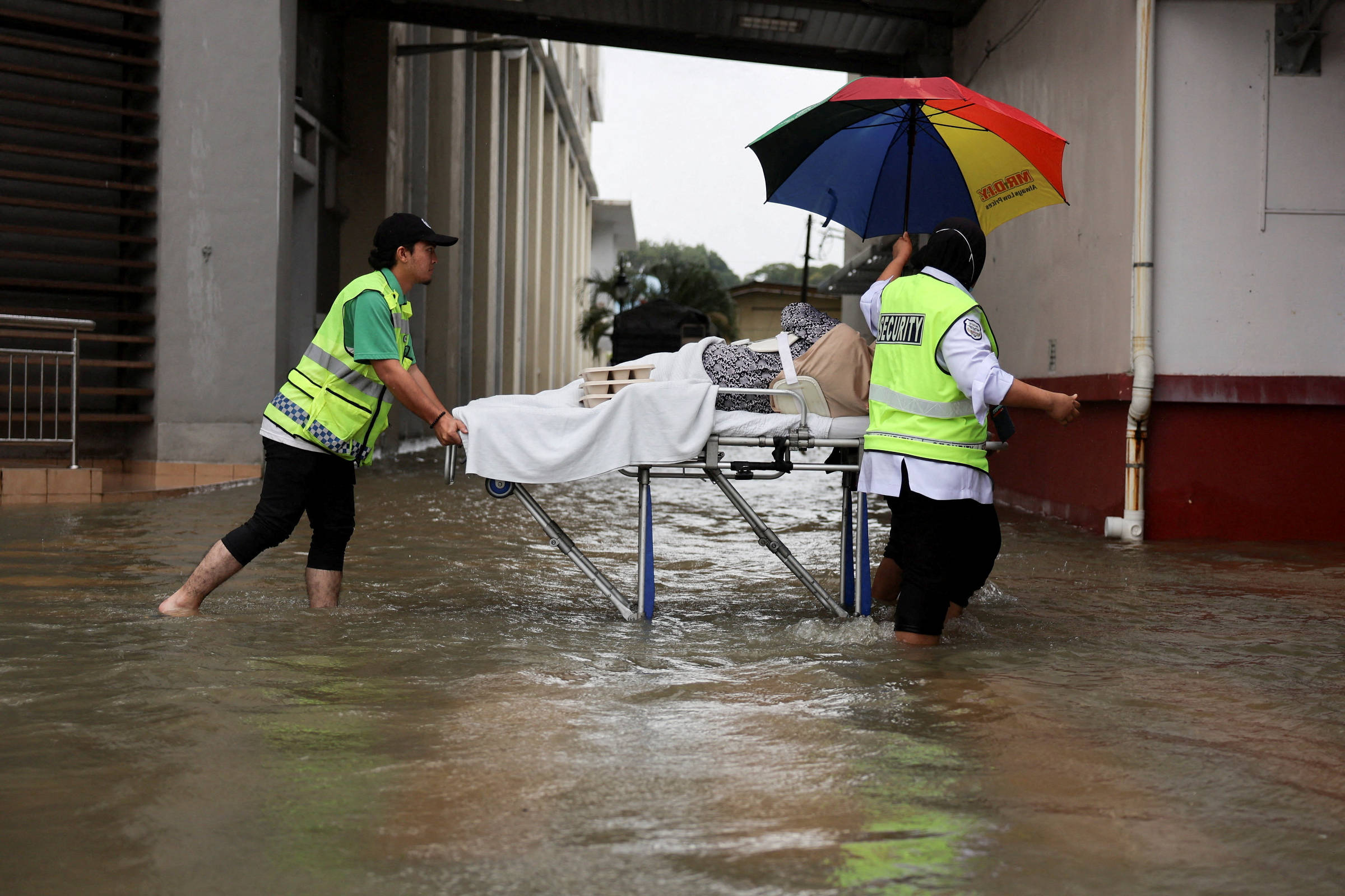 Enchentes na Tailândia deixam 33 mortos e afetam 2,7 milhões de pessoas