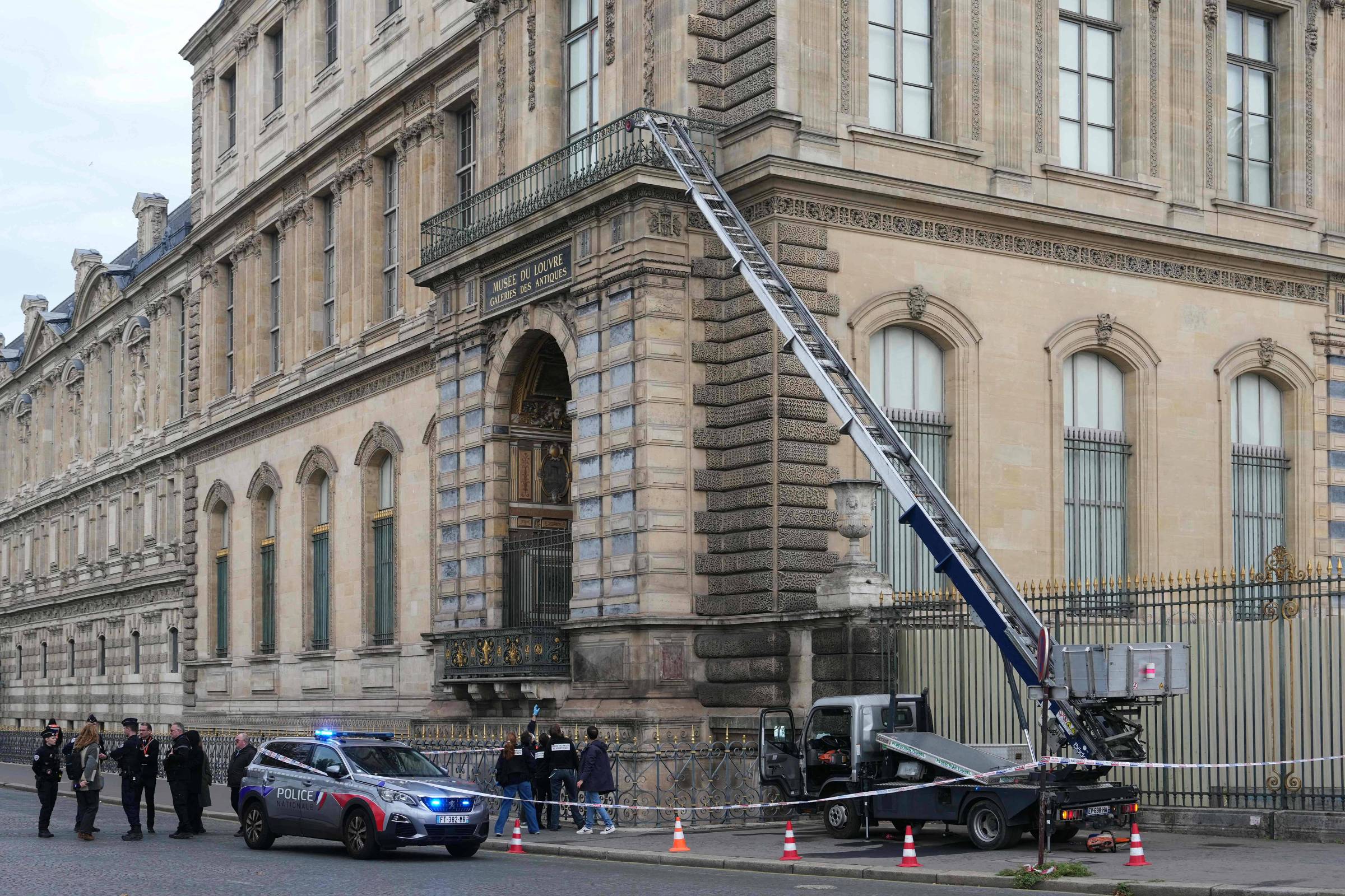 Risco em janela do Louvre foi apontado em relatório de 2018