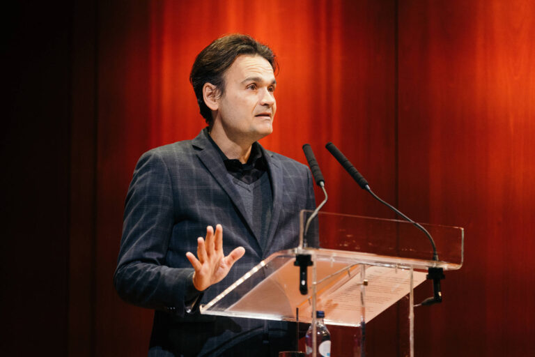 Wisnik analisa a força da democracia brasileira durante lançamento em Lisboa