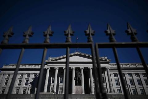Dívida pública global se aproxima de 100% do PIB e cresce rapidamente