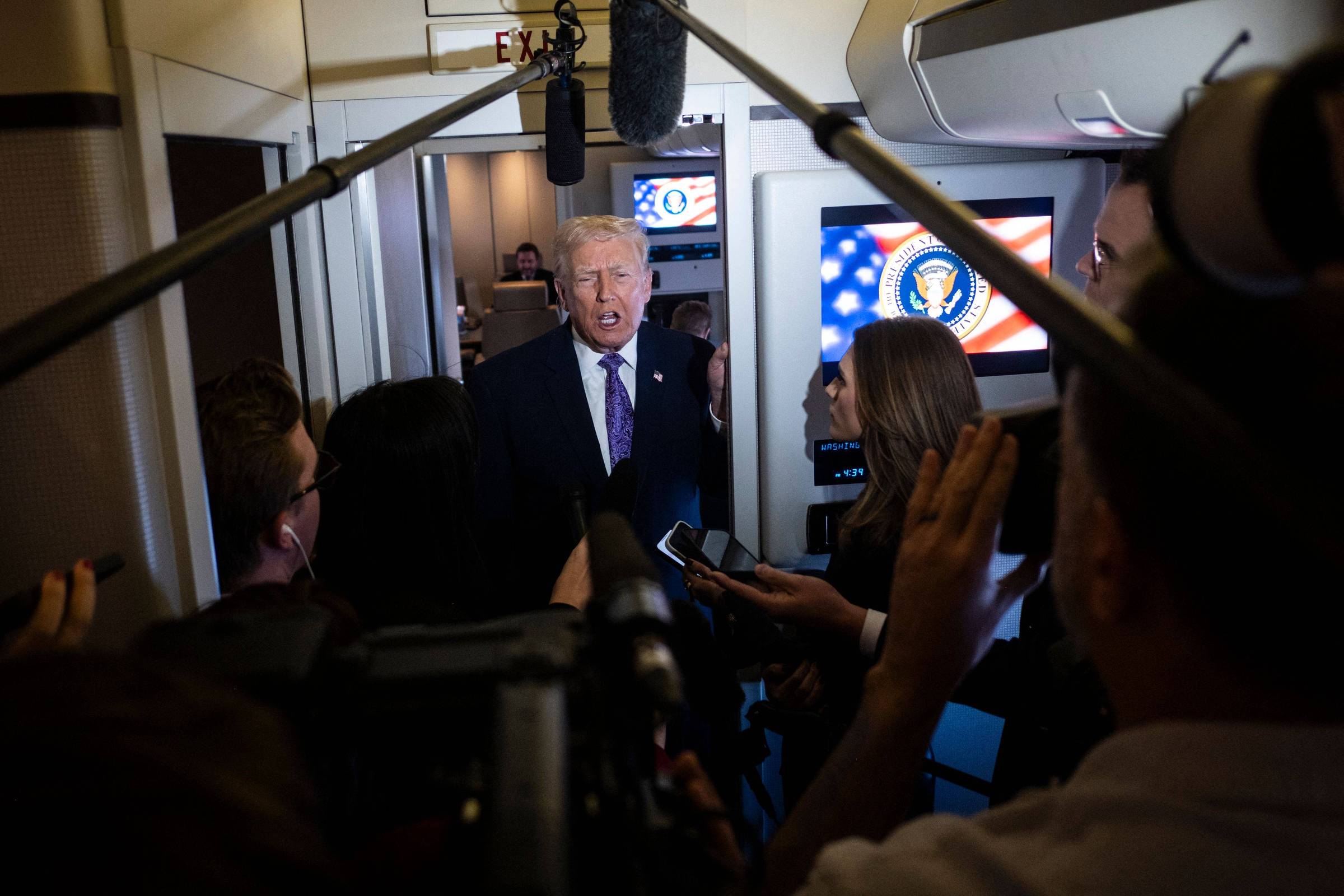 Governo Trump expõe jornalistas críticos em novo ataque à imprensa