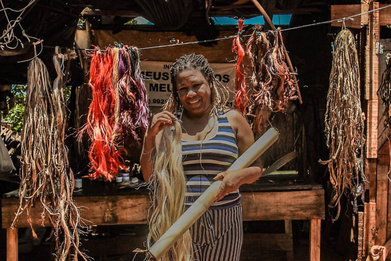 Cabeleireira inova com fios de cabelo sustentáveis feitos de bananeira