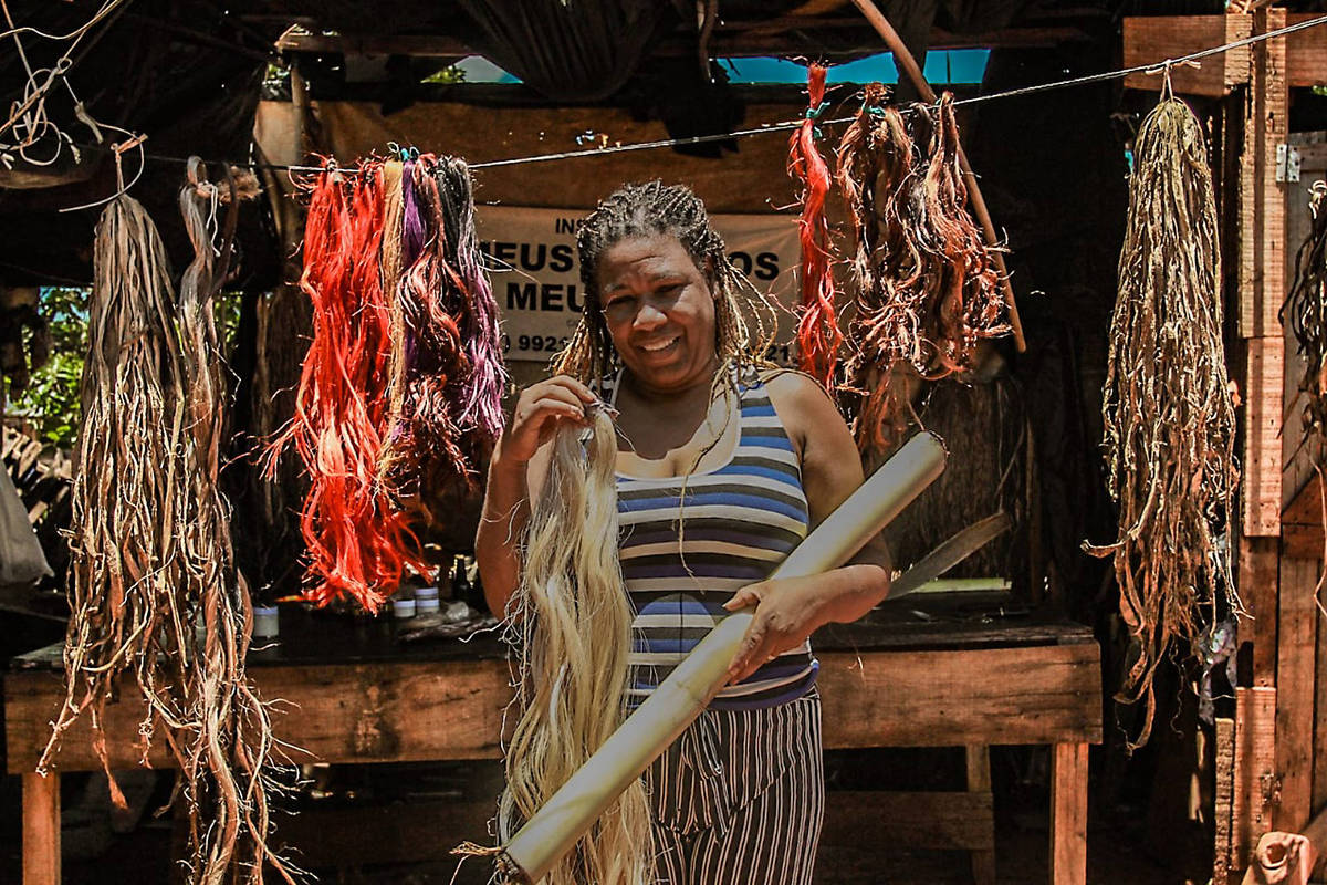 Cabeleireira inova com fios de cabelo sustentáveis feitos de bananeira