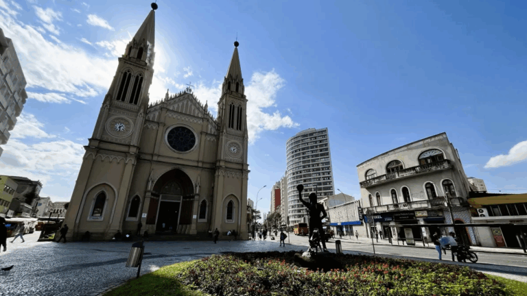 Clima instável em Curitiba: chuva forte e variações de temperatura