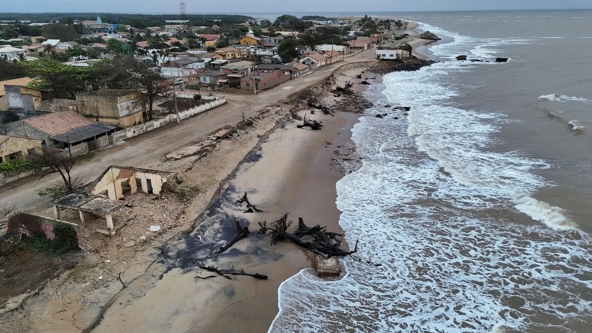 Erosão costeira avança e ameaça praias na América Latina