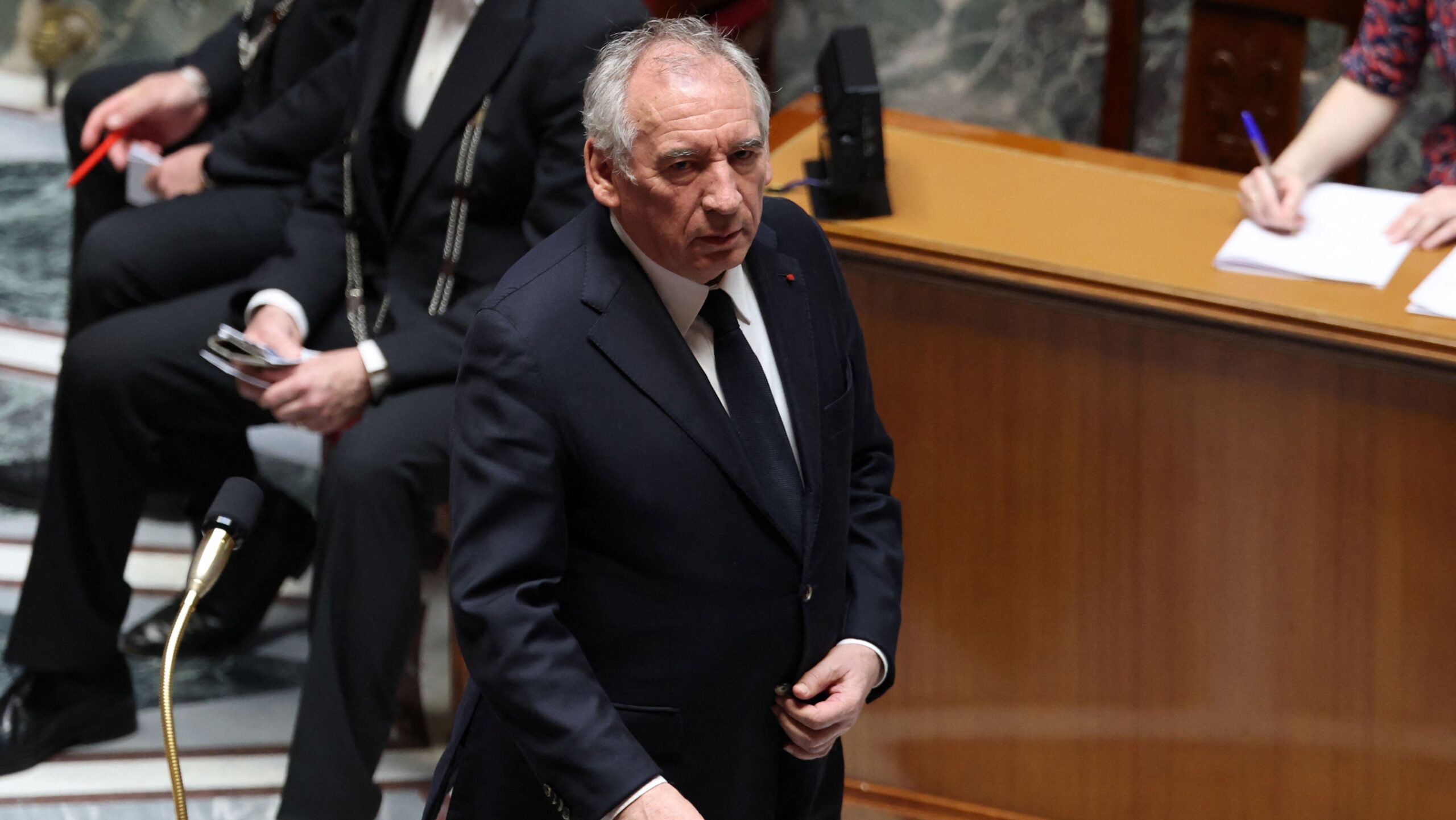 Governo da França pode cair após votação de desconfiança