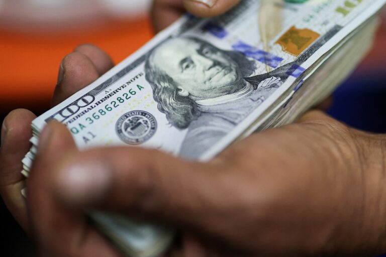 Dólar fecha a R$ 5,29 com anúncio de reunião entre Trump e Lula