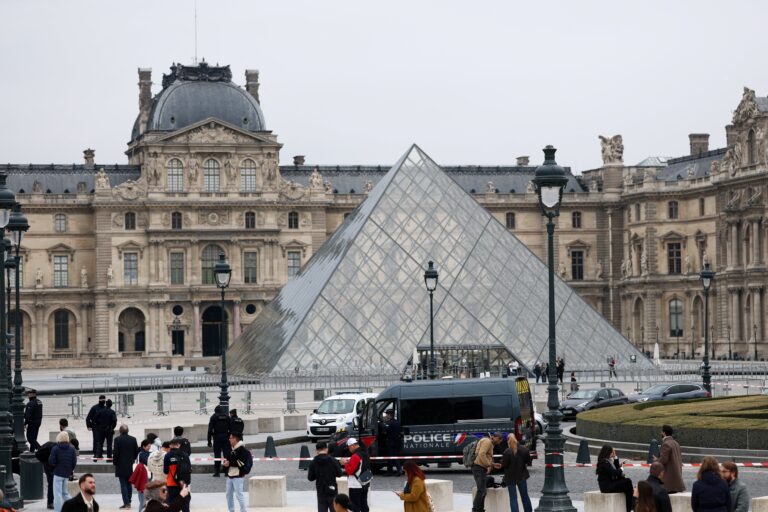 Roubo no Louvre: joias levadas tinham 'valor inestimável', diz ministro francês