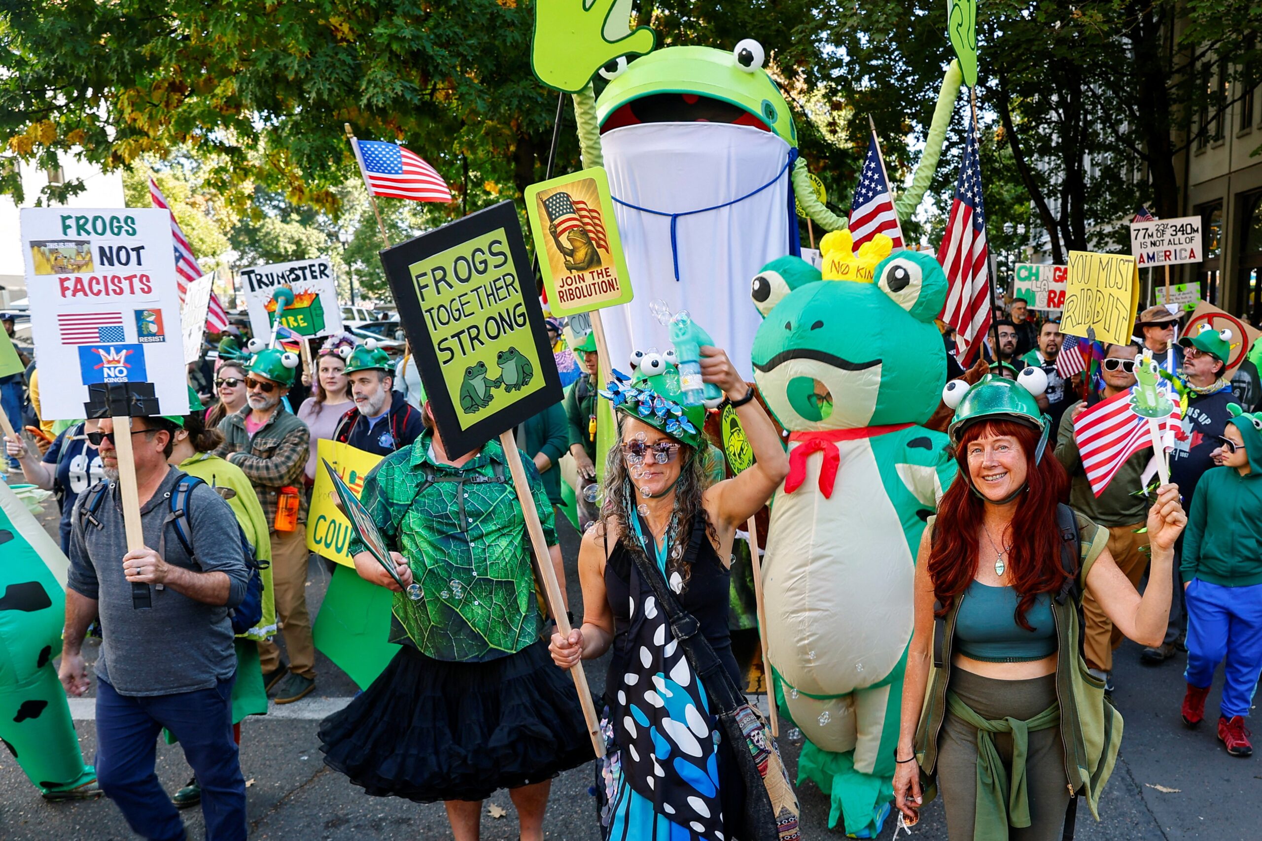 Protestos nos EUA desafiam Trump e atraem milhões