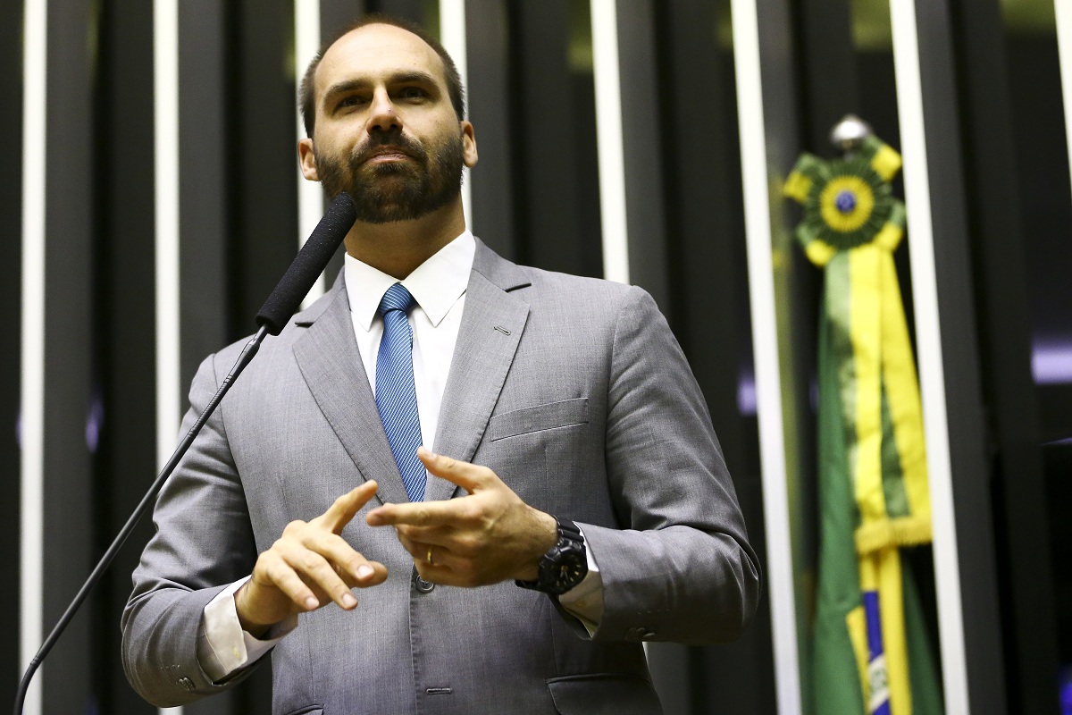 Eduardo Bolsonaro elogia atuação da polícia fluminense após operação