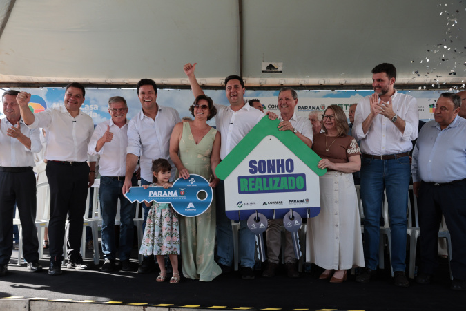 Ratinho Junior entrega casas para 83 famílias em Siqueira Campos