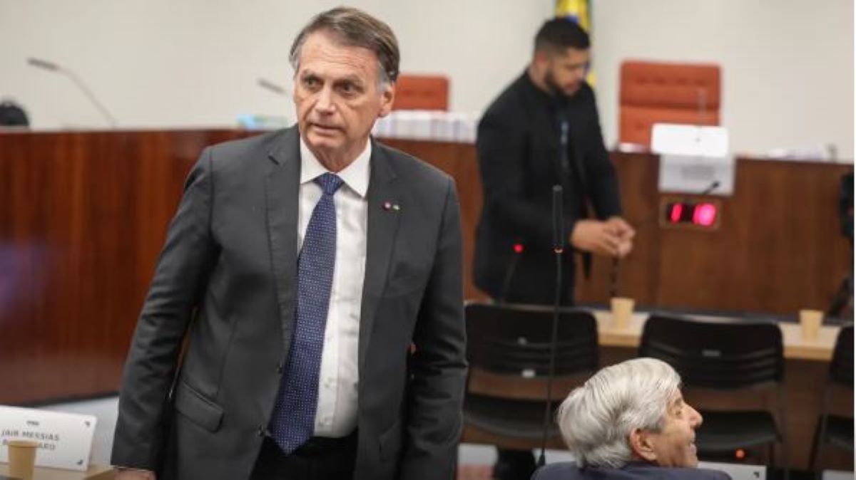 Bolsonaro deve cumprir pena até novembro de 2052