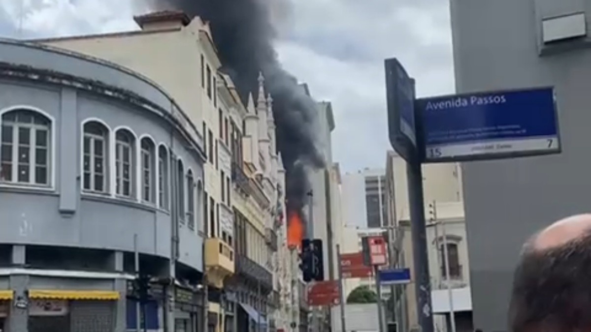 Incêndio atinge sobrado no centro do Rio de Janeiro
