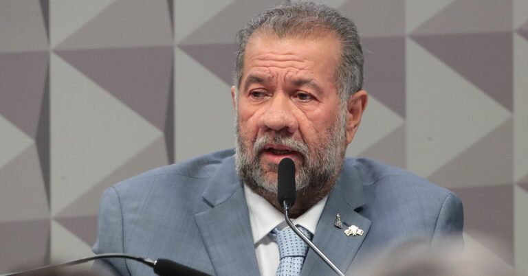 Carlos Lupi fala à CPMI do INSS e defende sua gestão