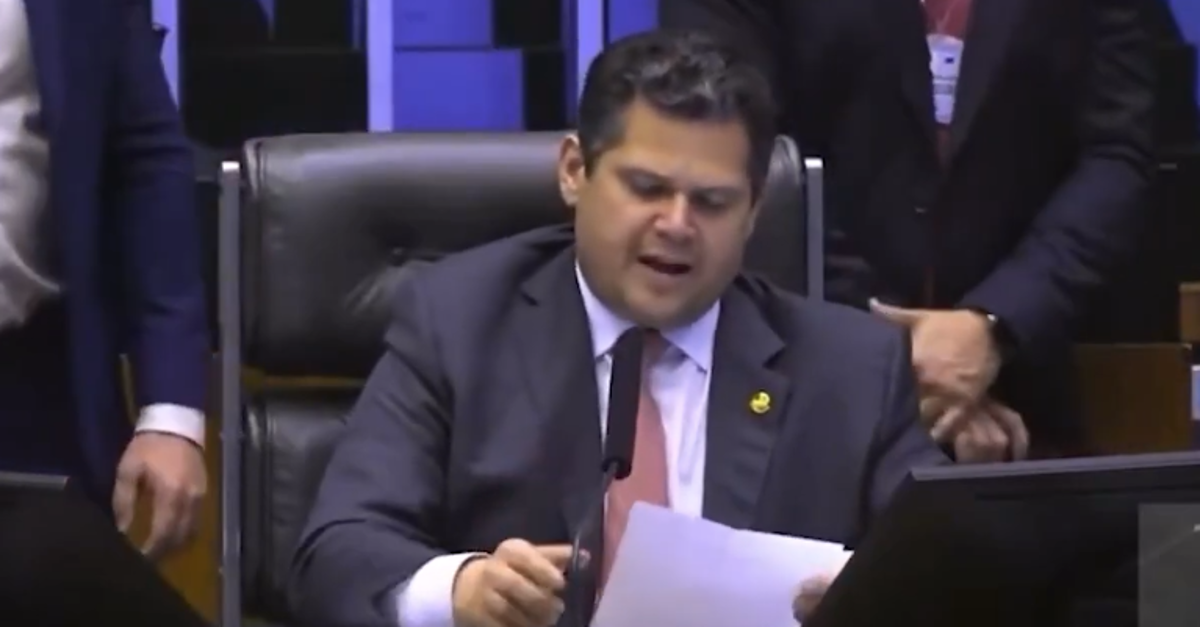 Alcolumbre anula voto remoto de Eduardo Bolsonaro durante votação no congresso