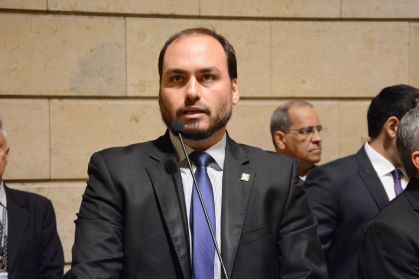 Carlos Bolsonaro se lança pré-candidato ao Senado por Santa Catarina