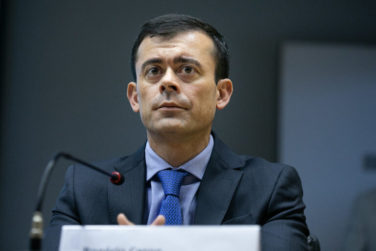 Ceron critica penalização das agências de rating e projeta grau de investimento em 2027