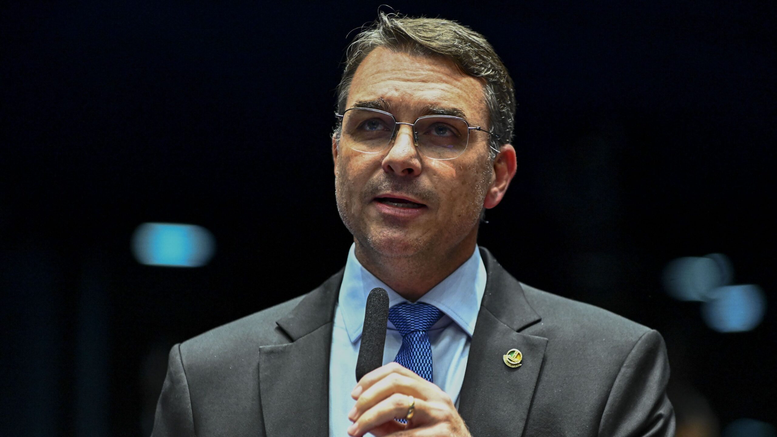 Flávio Bolsonaro relata que mãe e avós foram feitos reféns em assalto