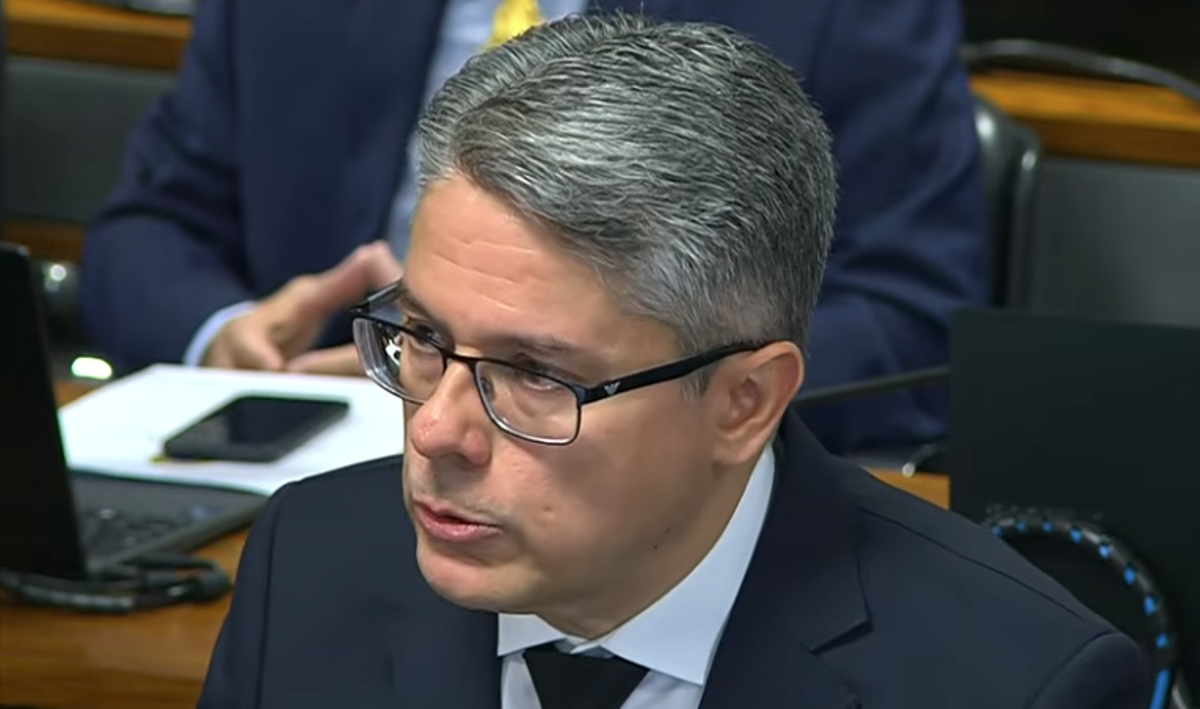 Senador critica PEC da Blindagem e propõe rejeição