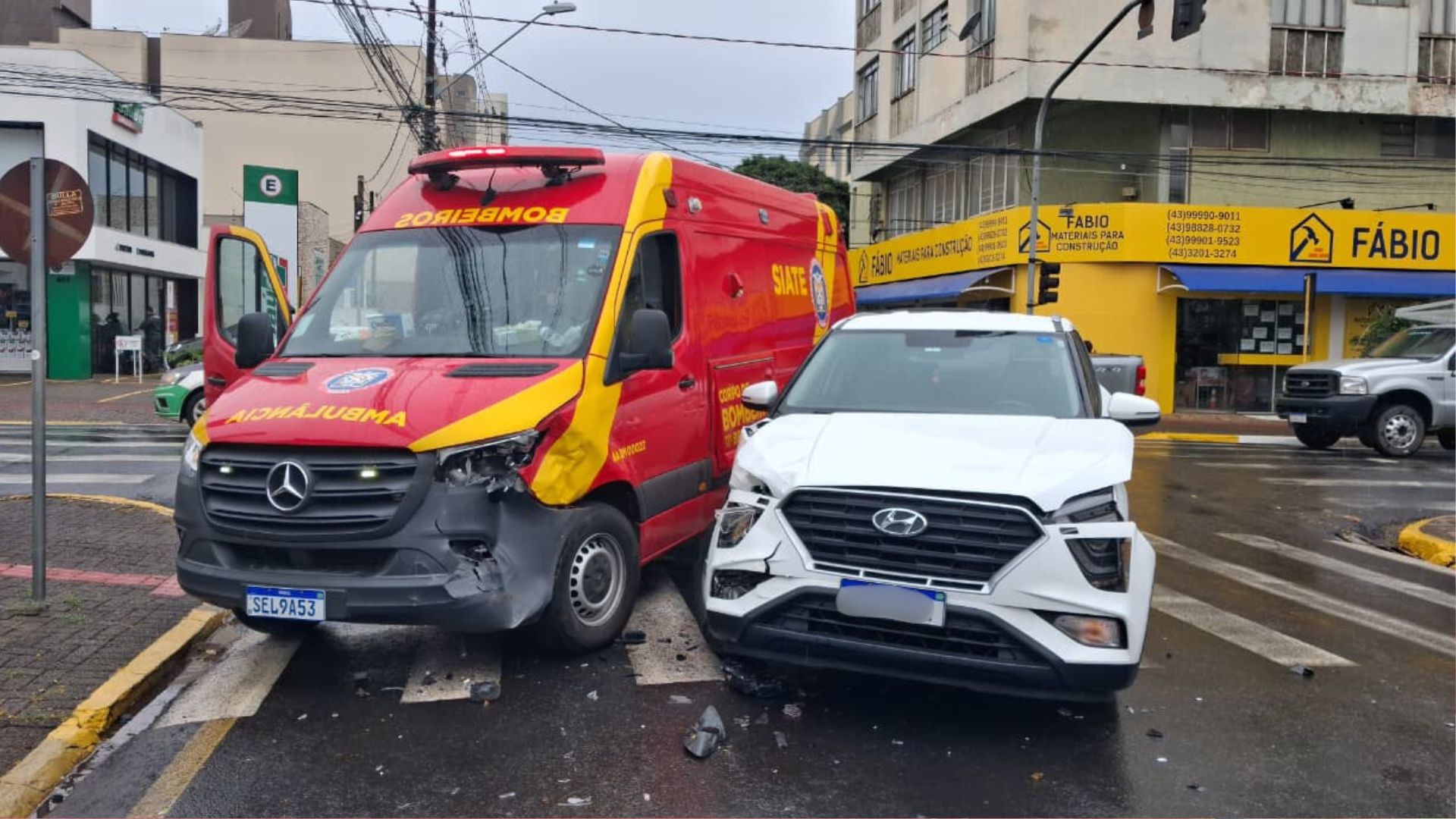 Colisão entre ambulância e carro em Apucarana