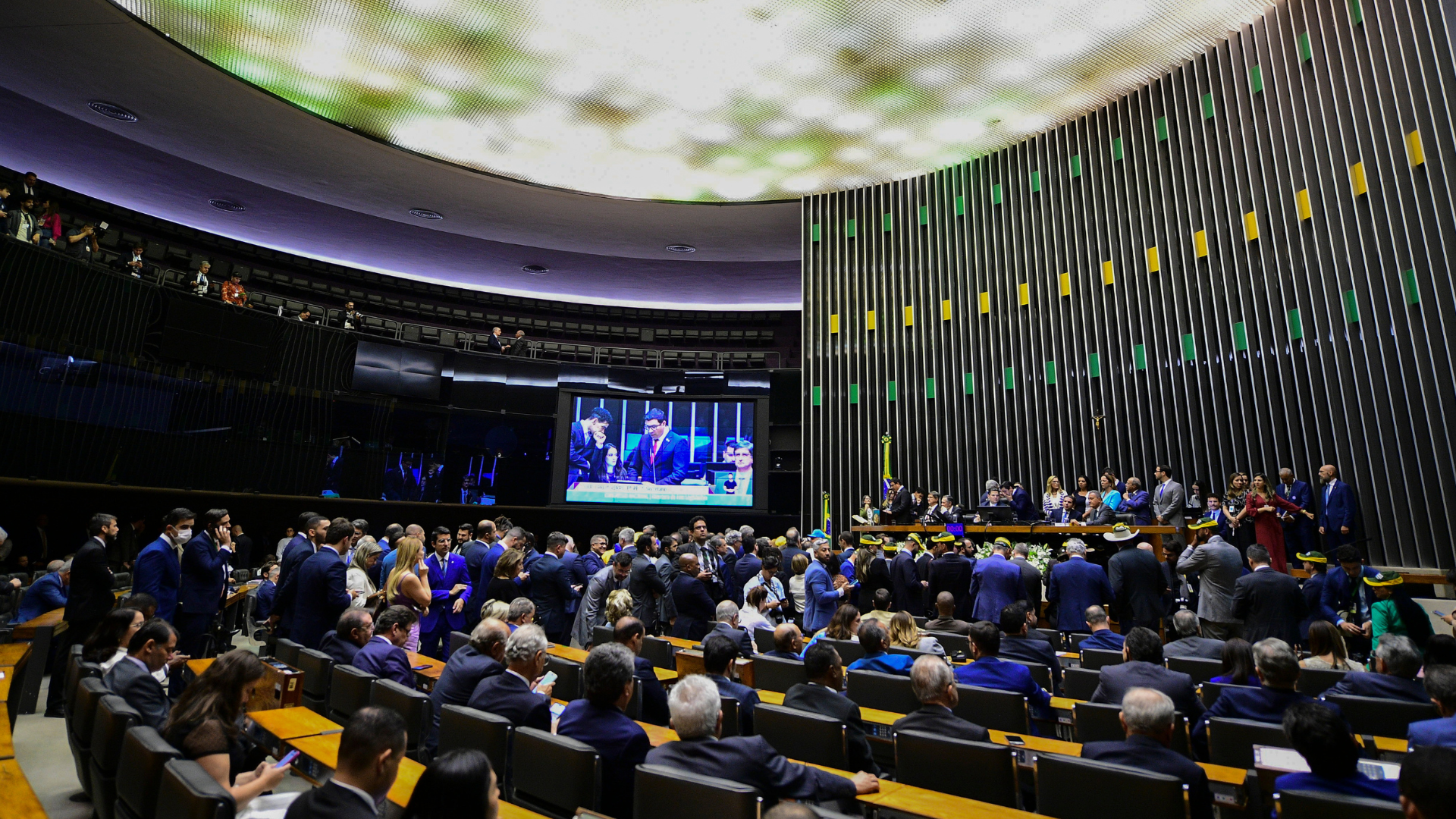 Câmara aprova urgência para projeto que isenta IR até R$ 5 mil