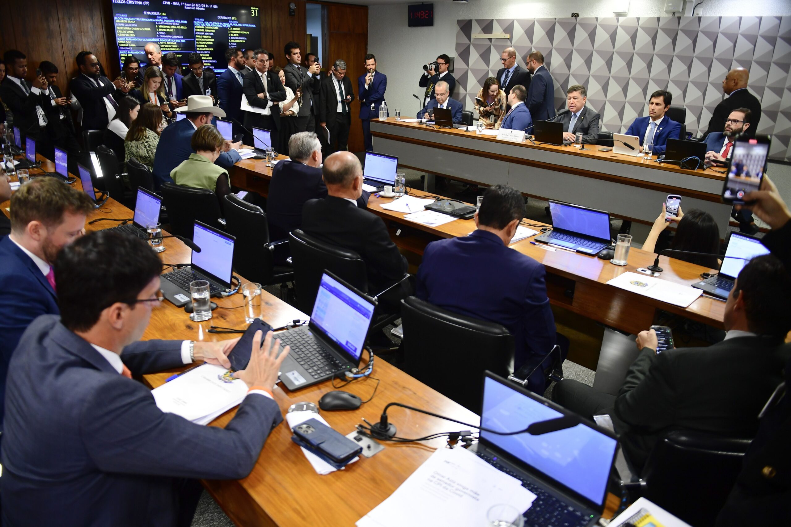 CPMI do INSS enfrenta disputa interna por cargos
