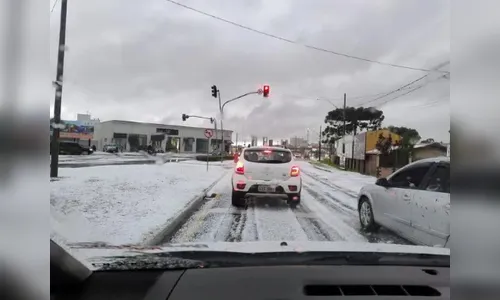 Temporal em Ponta Grossa cobre ruas com granizo