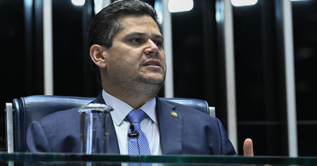 A pedido de Lula, Alcolumbre cancela sessão que analisaria vetos presidenciais