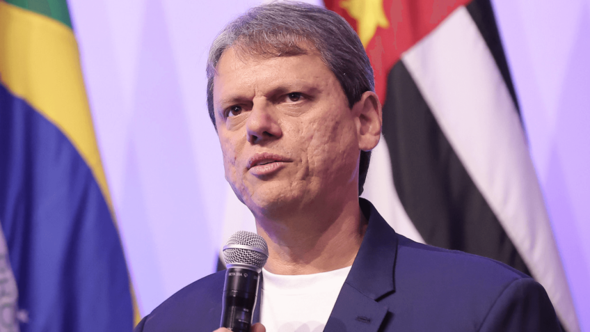 Tarcísio cancela registro de estabelecimentos que vendiam bebida adulterada