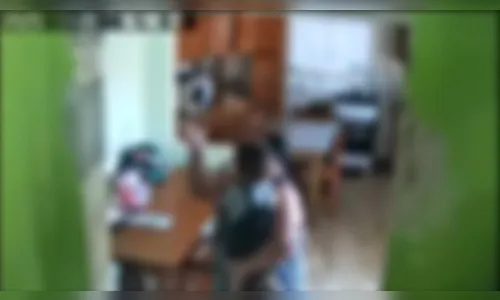 Babá é flagrada agredindo criança de 2 anos em Almirante Tamandaré