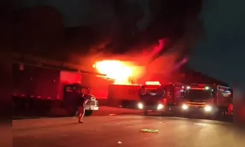 Incêndio destrói 28 lojas no pavilhão da Ceasa no Rio de Janeiro