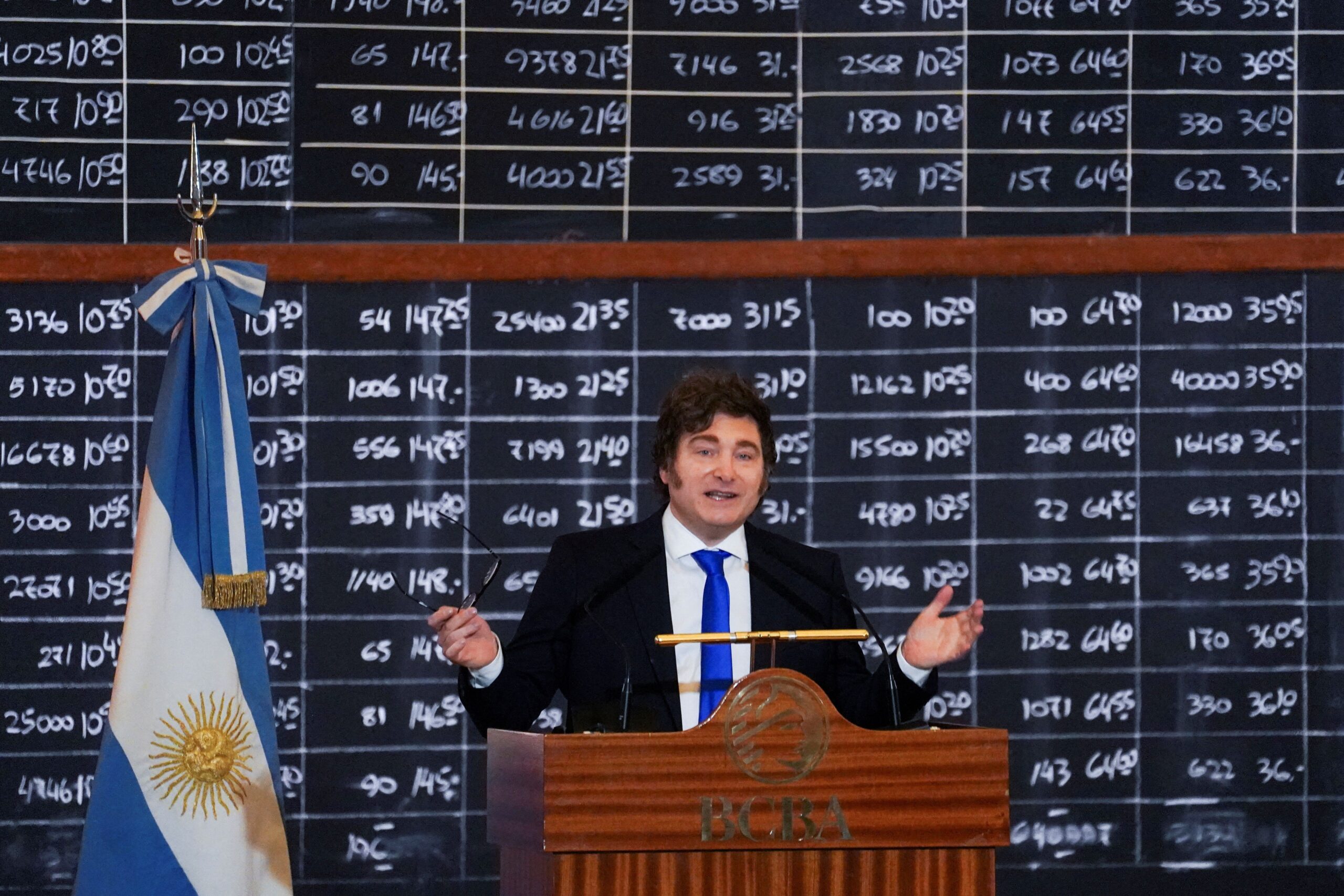 Milei enfrenta pressão crescente em meio a eleições na Argentina