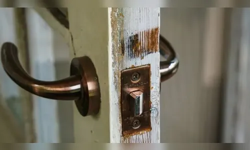 Criminosos invadem papelaria e picham veículo em Arapongas