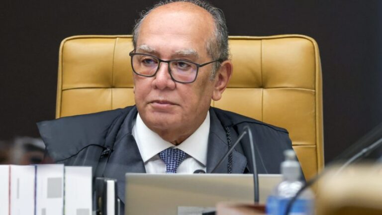 Gilmar Mendes acompanha julgamento de Bolsonaro no STF