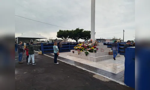 Chuva diminui movimento nos cemitérios de Apucarana no Dia de Finados