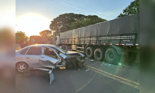 Grávida e jovem feridos em colisão com caminhão em Apucarana