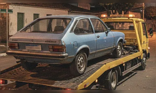 Veículo Chevette é deixado após colisão em Grandes Rios