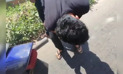 Policiais punem jovens com barulho de escapamento em abordagem