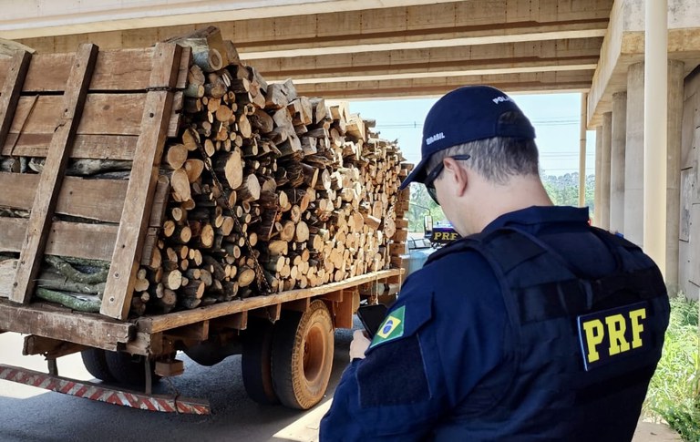 Motorista usa corda como cinto de segurança em caminhão no PR