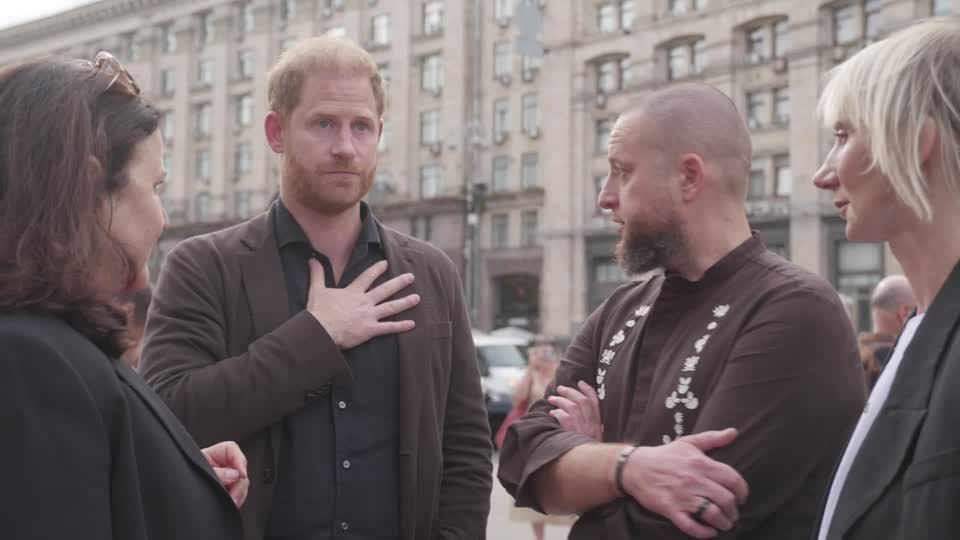 Príncipe Harry visita memorial da guerra na Ucrânia