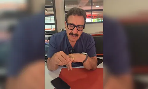 Ratinho celebra reencontro de anel presenteado por Silvio Santos